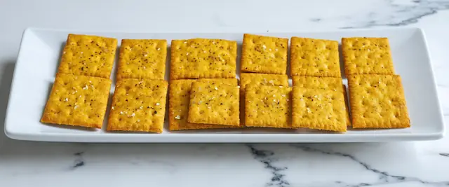 Low-Carb Turmeric and Black Pepper Crackers